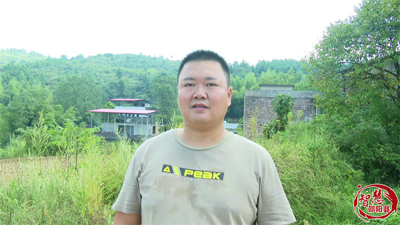 邵阳县城管局结合"我为群众办实事"活动,派出3台水车为帮扶村塘渡口镇